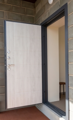 Дверь на входе в дом