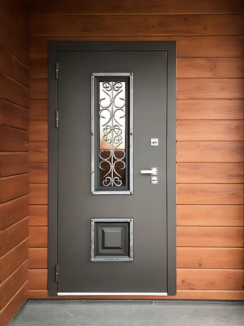 Дверь с ковкой и стеклом