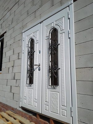 Двустворчатая белая дверь с ковкой Двустворчатая белая дверь с ковкой